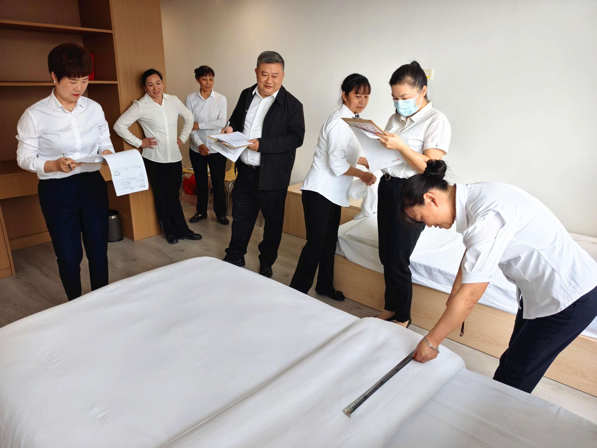 匠心淬炼品质 技能赋能服务｜赣州银行海天大厦住宿部开展技能大练兵